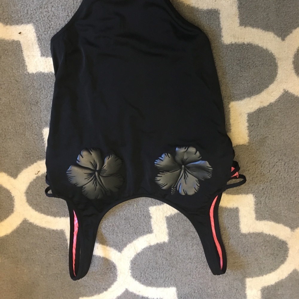 VS PINK ONE PIECE